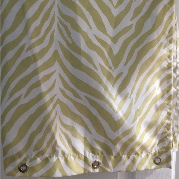 Shower curtain. - Picture 2 of 3